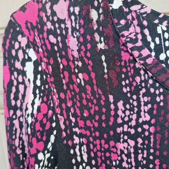 JM Collection SzS 3/4Sleeve Round Neck Curved Hem Pnk/Blk Abstract NWT - Picture 4 of 5